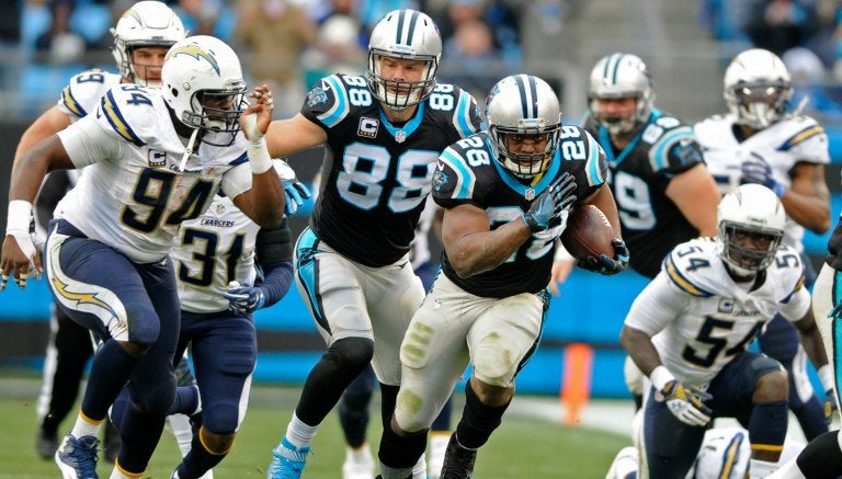 Jonathan Stewart corre con el balón durante el partido frente a San Diego