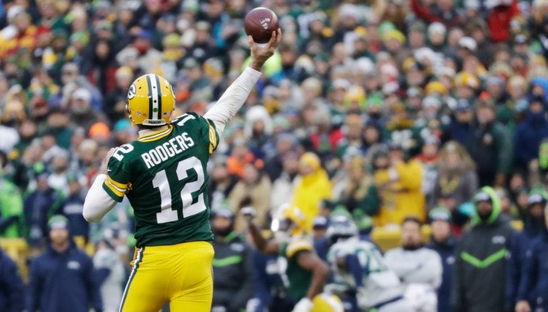 Aaron Rodgers lanzando un balón durante el encuentro frente a Seahawks