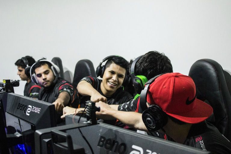 Miembros de Aztek Gaming se saludan tras ganar un Split de Gamelta