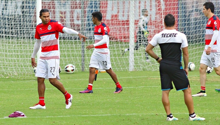 Carlos Peña durante un entrenamiento con Chivas