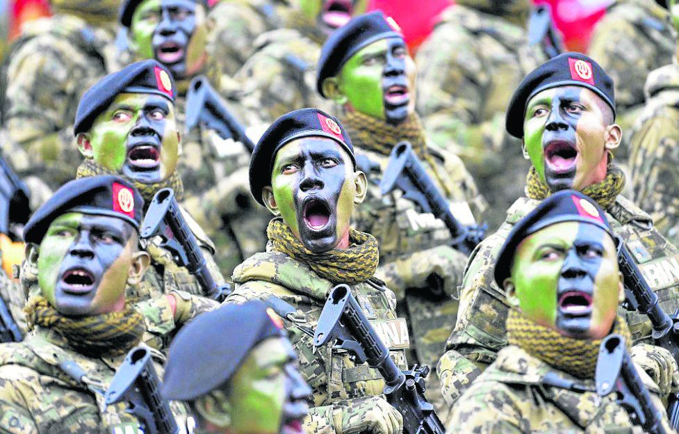 Las fuerzas armadas desfilan frente al Palacio Nacional (Septiembre)