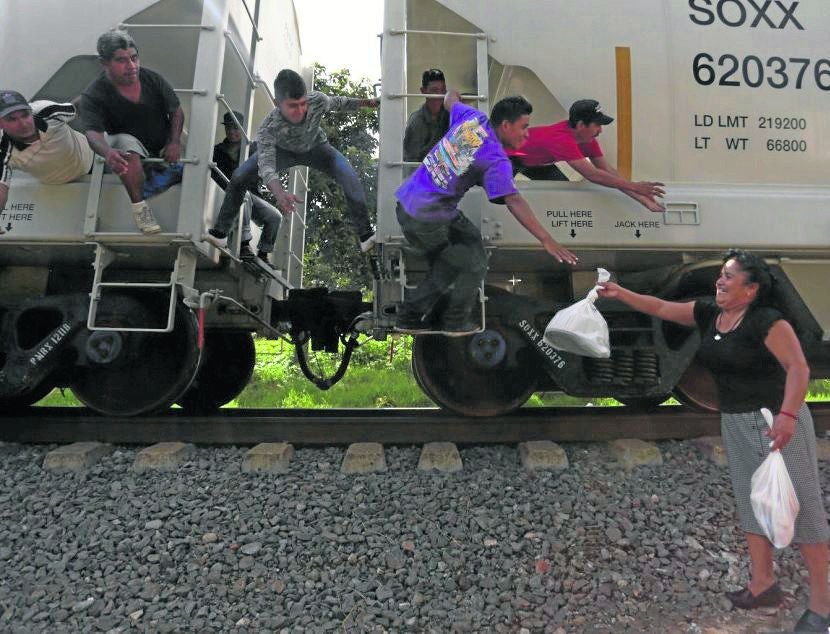 Las 'patronas' reparten comida a migrantes (octubre)