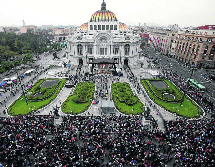 Más de 700 mil personas acudieron al velorio de Juan Gabriel (septiembre)