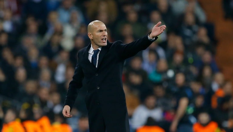 Zidane da indicaciones en un partido del Real Madrid