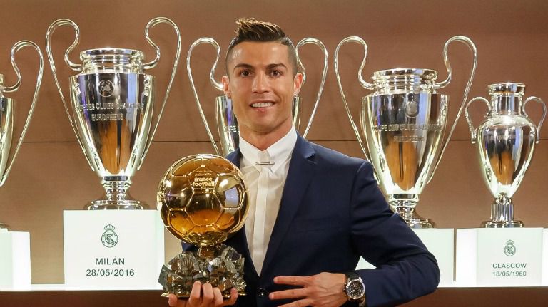 CR7 posa con su Balón de Oro