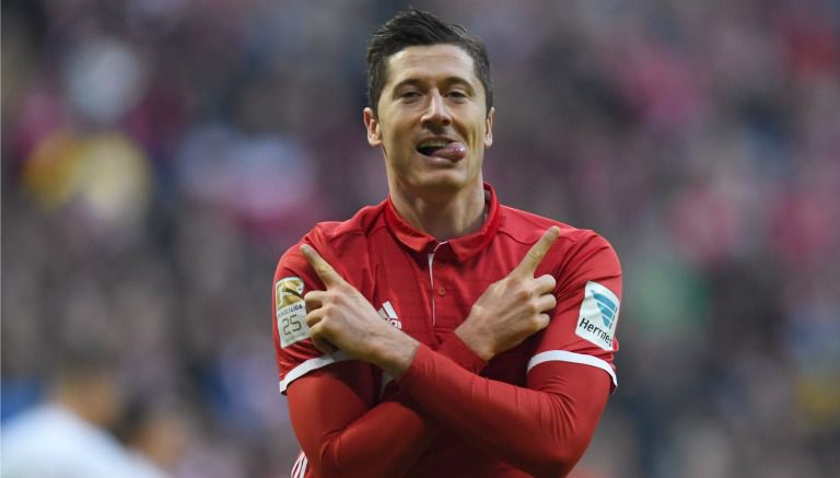 Robert Lewandowski festeja un gol contra el Wolfsburg