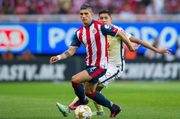 Pulido pelea un balón durante el Clásico Nacional de Cuartos de Final