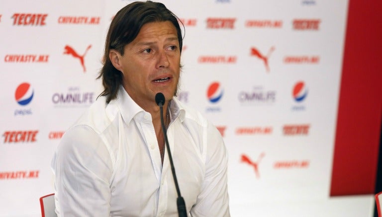 Matías Almeyda en la presentación de Pizarro con Chivas 