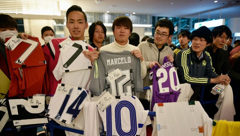 Aficionados japoneses esperan al Real Madrid en el aeropuerto