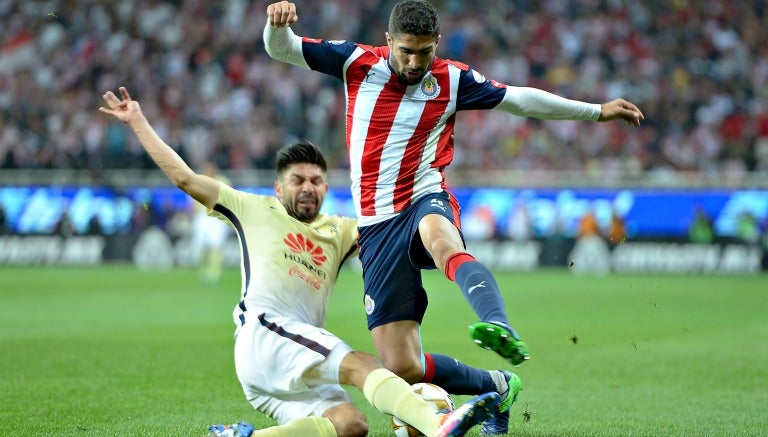 Pereira y Peralta pelean por el balón