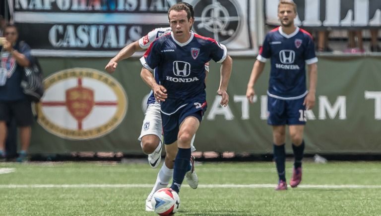 Gerardo Torrado conduce el balón en un juego del Indy Eleven