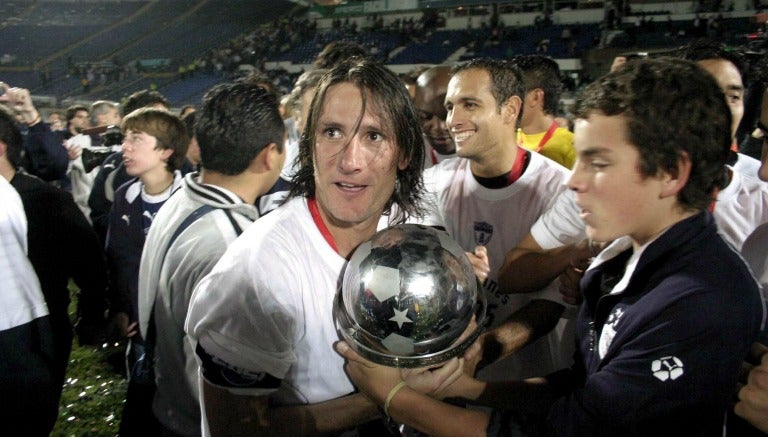 Gabriel Caballero festeja con el trofeo de Sudamericana