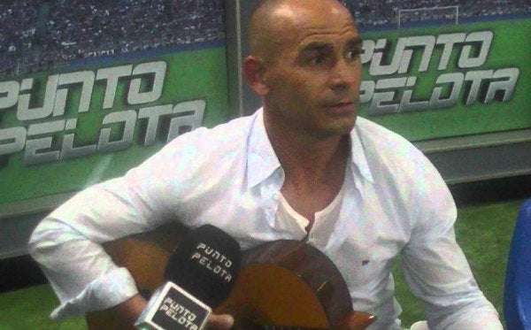 Paco Jémez tocando la guitarra en un programa de radio español