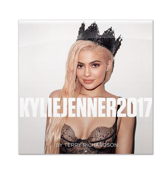 La portada del calendario donde Kylie aparece