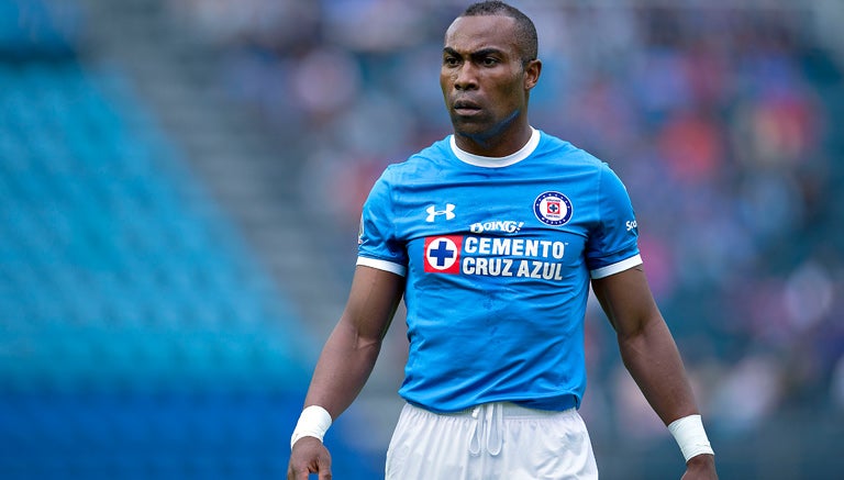 Joffre Guerrón disputa un partido con Cruz Azul en el A2016