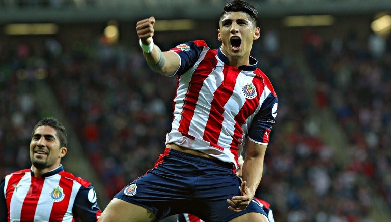 Alan Pulido celebra una anotación con Chivas en el A2016