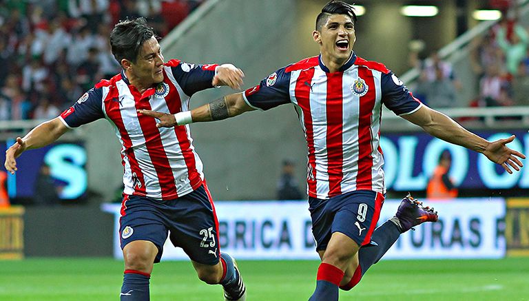 Alan Pulido festeja un gol con Chivas