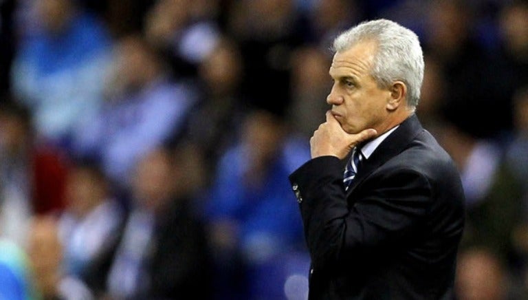 Javier Aguirre, dirigiendo un partido