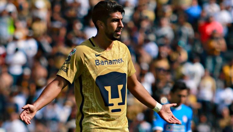 Lalo Herrera reclama en un duelo con los Pumas