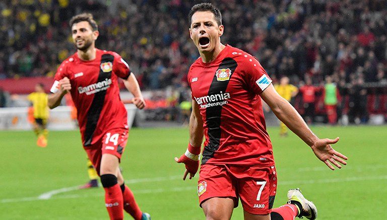 Chicharito celebra gol contra Dortmund