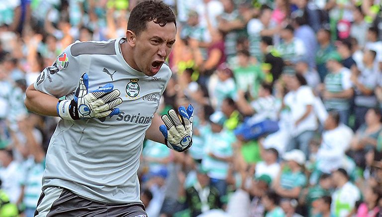 Agustín Marchesín festeja un gol de Santos 