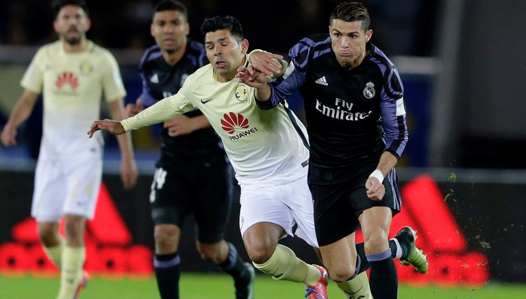 Silvio Romero compite por el balón con Cristiano Ronaldo