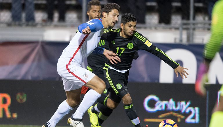 Tecatito Corona conduce el balón en juego frente a EU