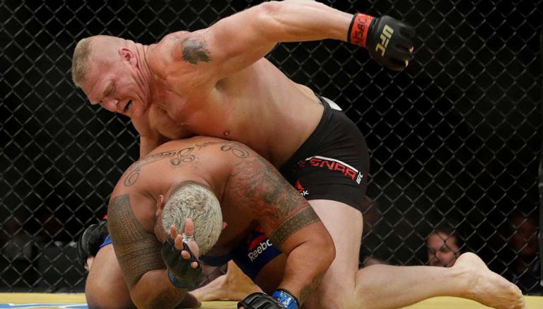 Brock Lesnar golpea a Mark Hunt en UFC 200