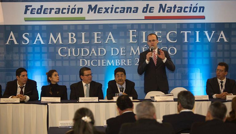 Kiril Todorov, dando un mensaje durante la asamblea electiva de la FMN