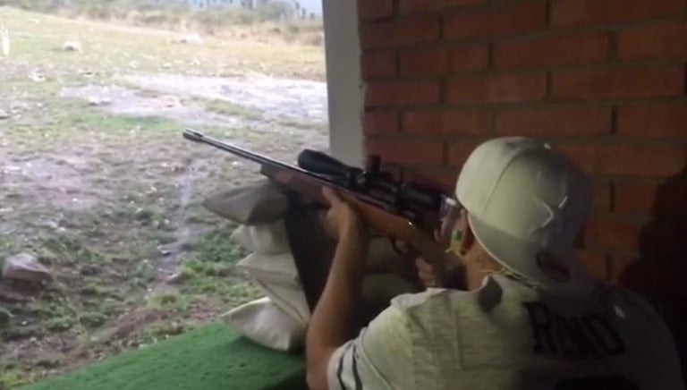 Gignac apunta en práctica de tiro con rifle