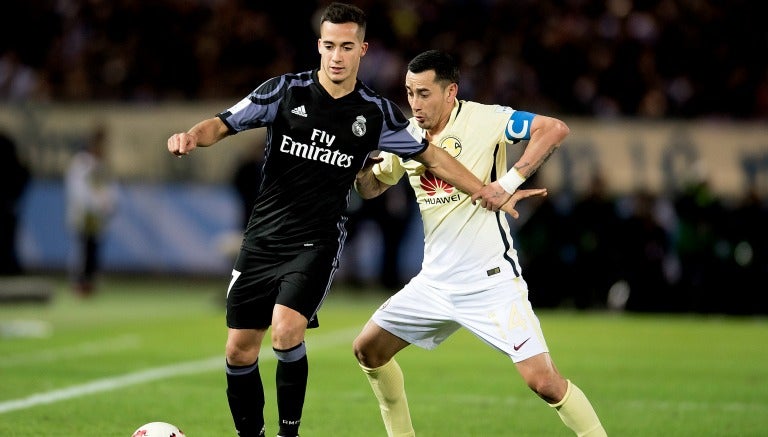 Sambueza pelea un balón con Lucas Vázquez