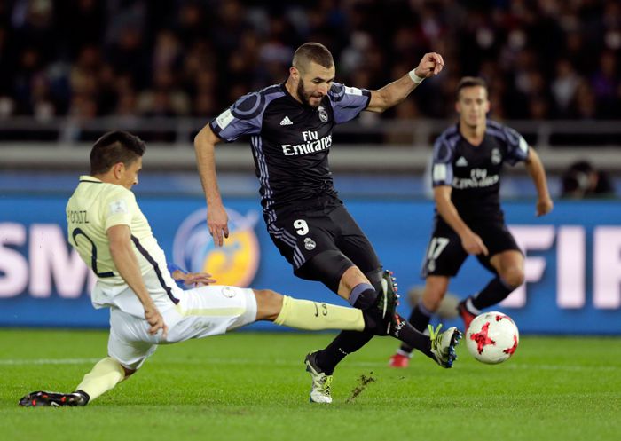 Benzema marca de tres dedos contra América