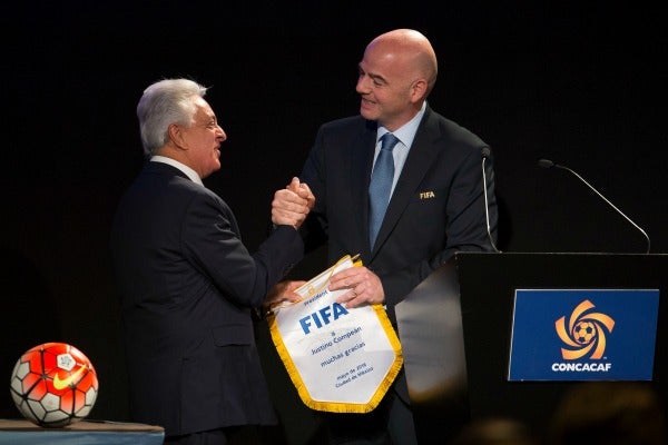 Justino Compeán y Gianni Infantino durante un evento del Salón de la Fama