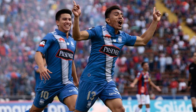 Ángel Mena celebra un gol con Emelec