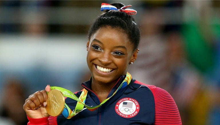 Simone Biles sonríe al obtener Oro en Río 2016