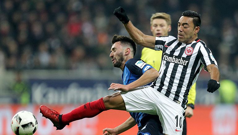 Marco Fabián disputa el esférico en un juego con el Frankfurt