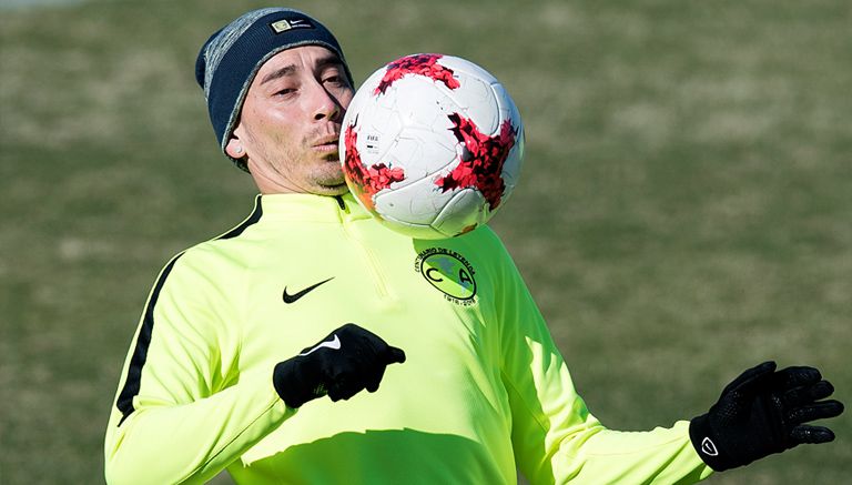 Rubens Sambueza controla el balón en un entrenamiento en Japón