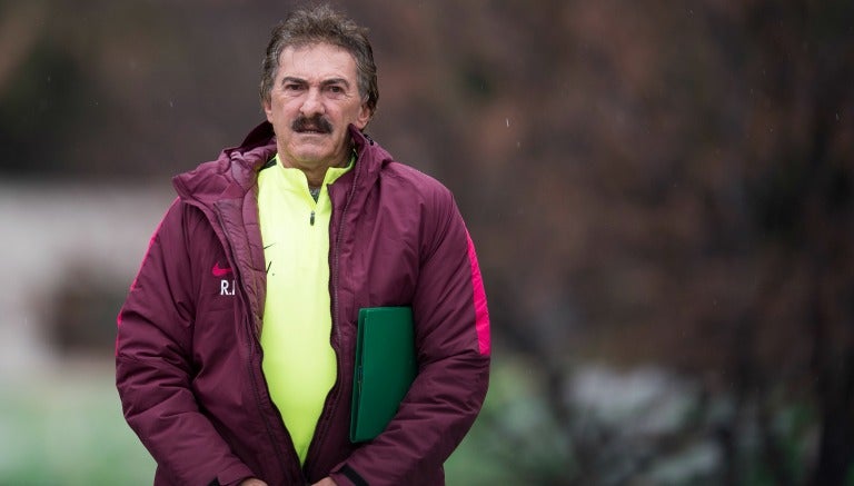 Ricardo La Volpe camina por los campos de entrenamiento en Japón