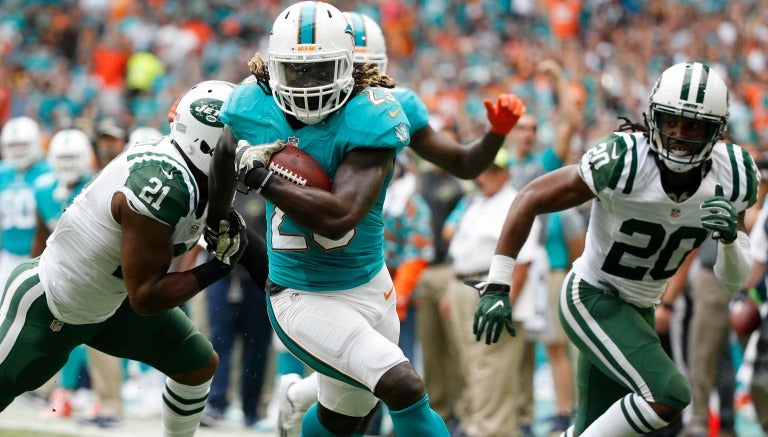 El corredor de los Dolphins, Jay Ajayi, acarrea el ovoide frente a los Jets