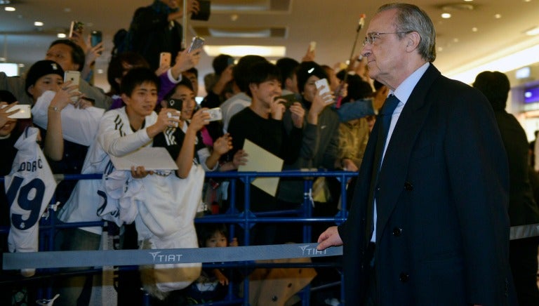  Florentino Pérez llega con el Real Madrid al Mundialito