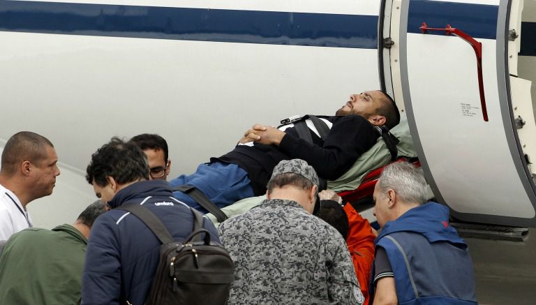 Alan Ruschel es trasladado al avión que lo llevará a Brasil 