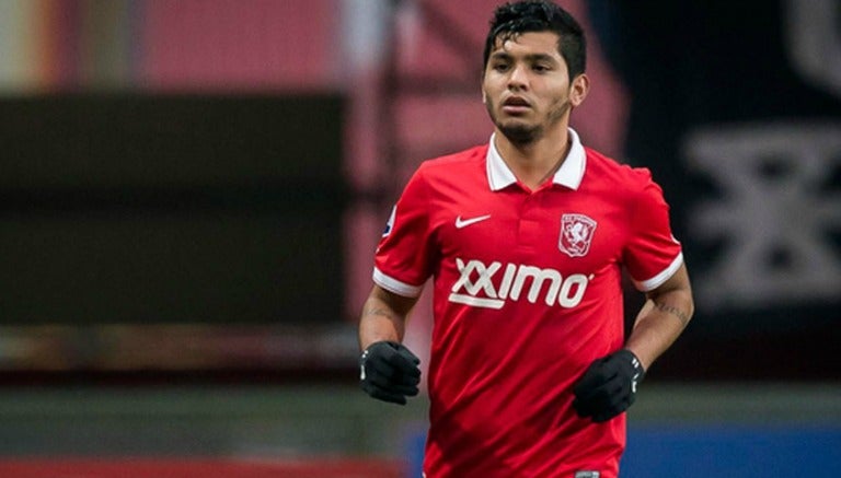 Tecatito Corona disputa un duelo en su paso por el Twente 