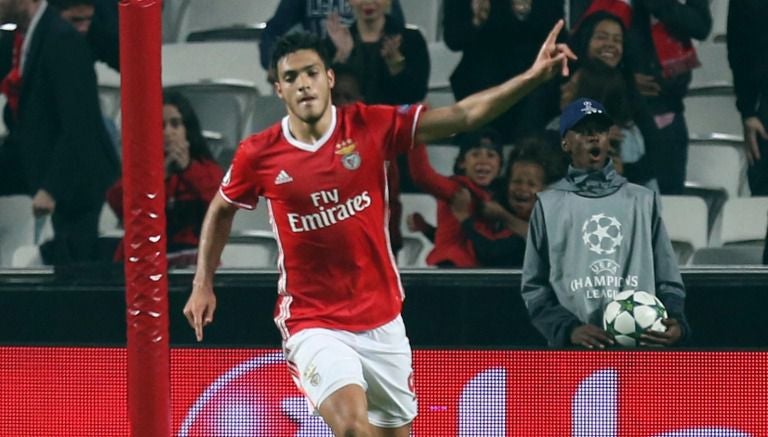 Raúl Jiménez celebra un gol con el Benfica