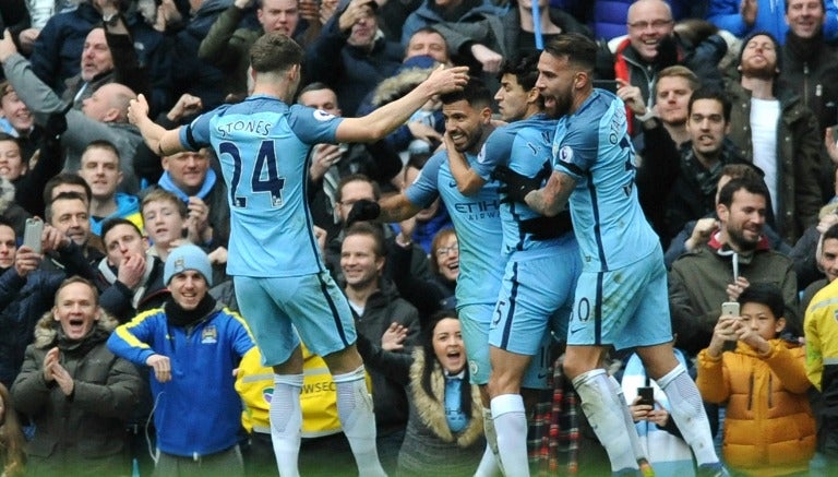 Los futbolistas del Manchester City celebran un gol