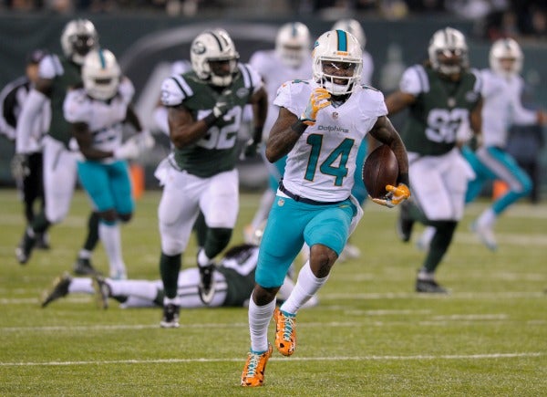 Jarvis Landry acarrea un ovoide durante el partido frente a los Jets