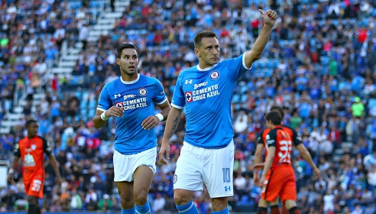 Chaco Giménez festeja una anotación en el Estadio Azul 