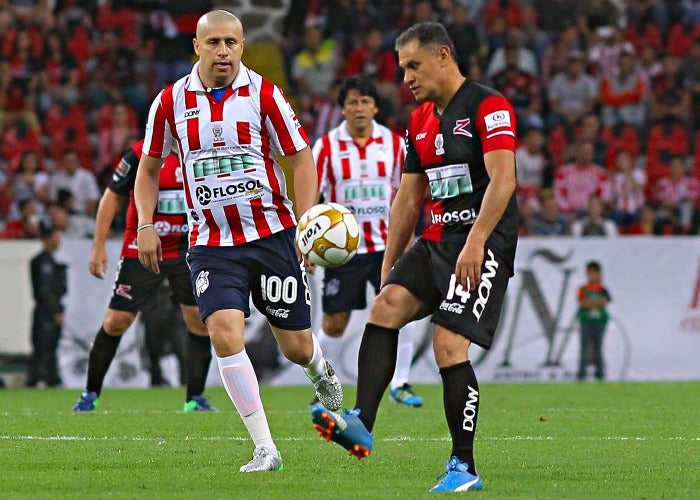 Mata controla el balón ante la mirada del Bofo