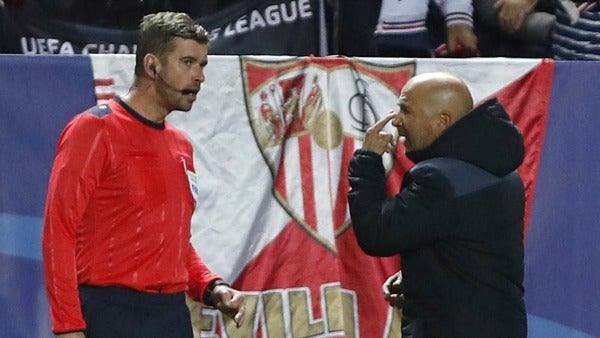 Sampaoli reclama al árbitro durante un partido del cuadro sevillista