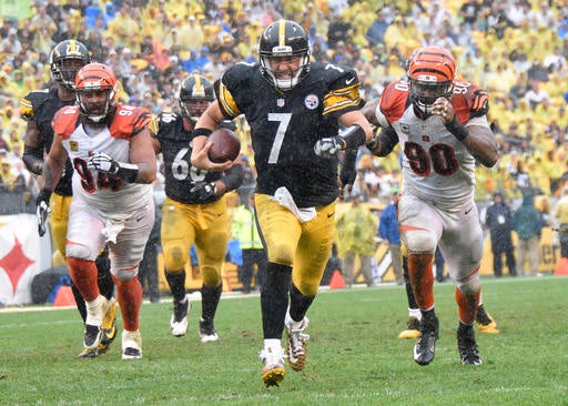 Ben Roethlisberger corre con el balón