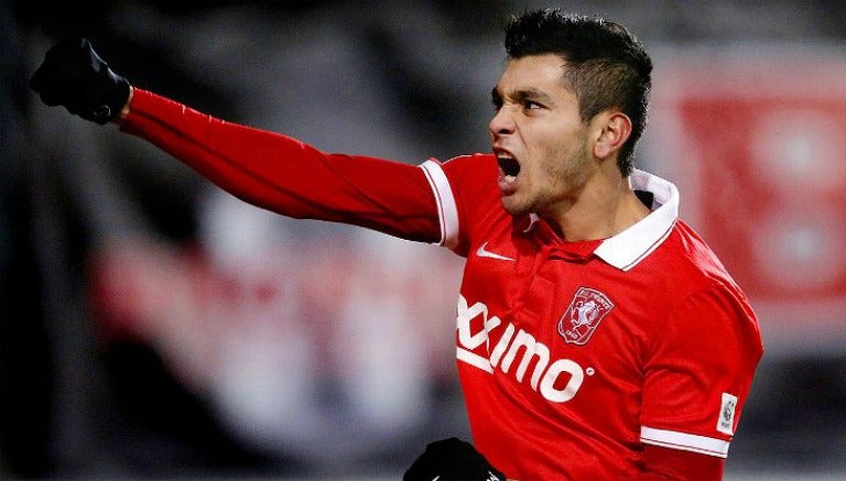 Tecatito festeja un tanto con el Twente